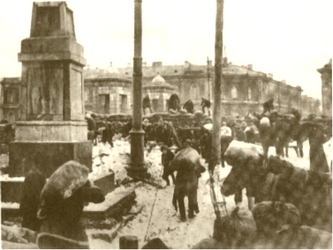 Строительство баррикад в Петрограде во время наступления Юденича. Фото 1919 г. / Building of Barricades in Petrograd during General Yudenich&rsquo;s Offensive. Photo 1919.